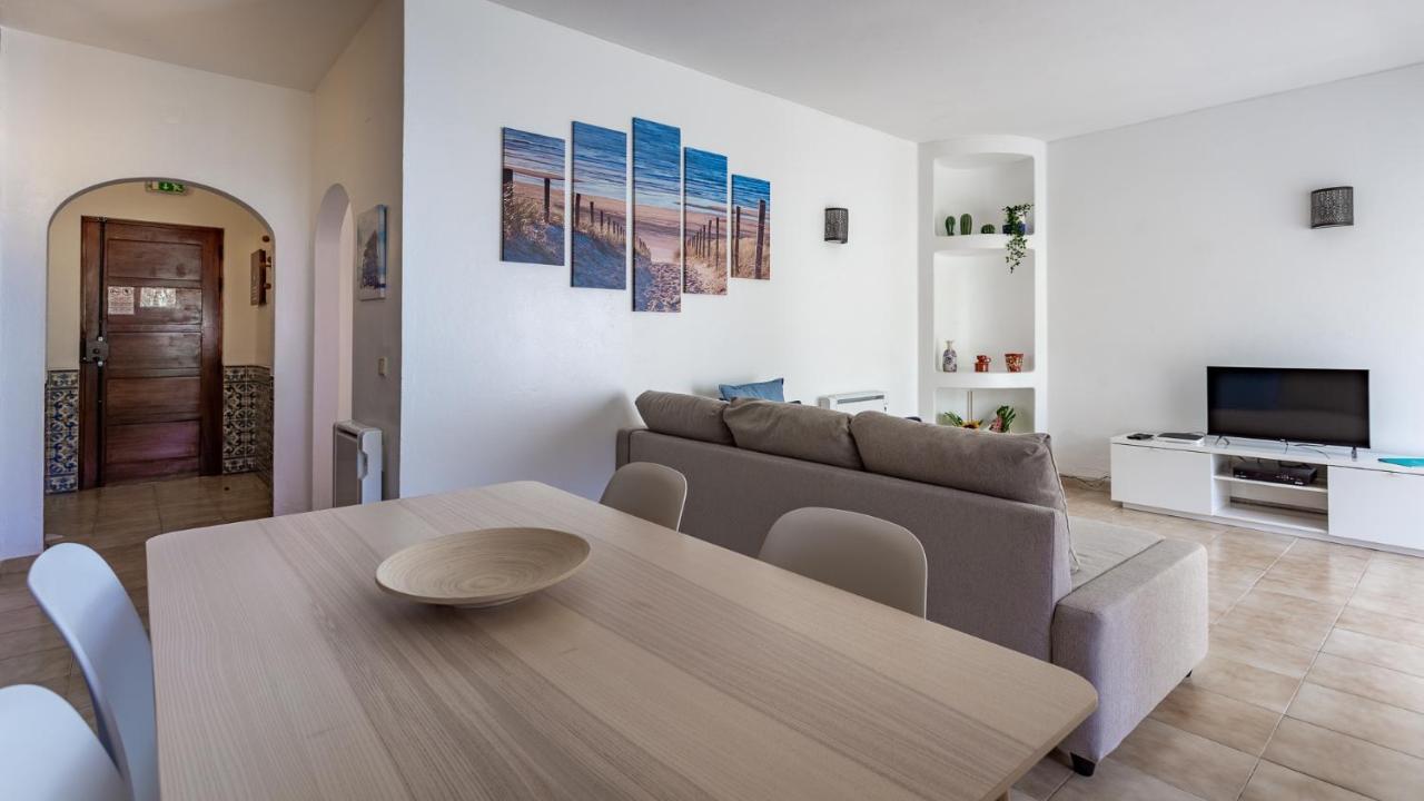 אלבופיירה Charming Beachside Apartment W/ Pool By Lovelystay מראה חיצוני תמונה